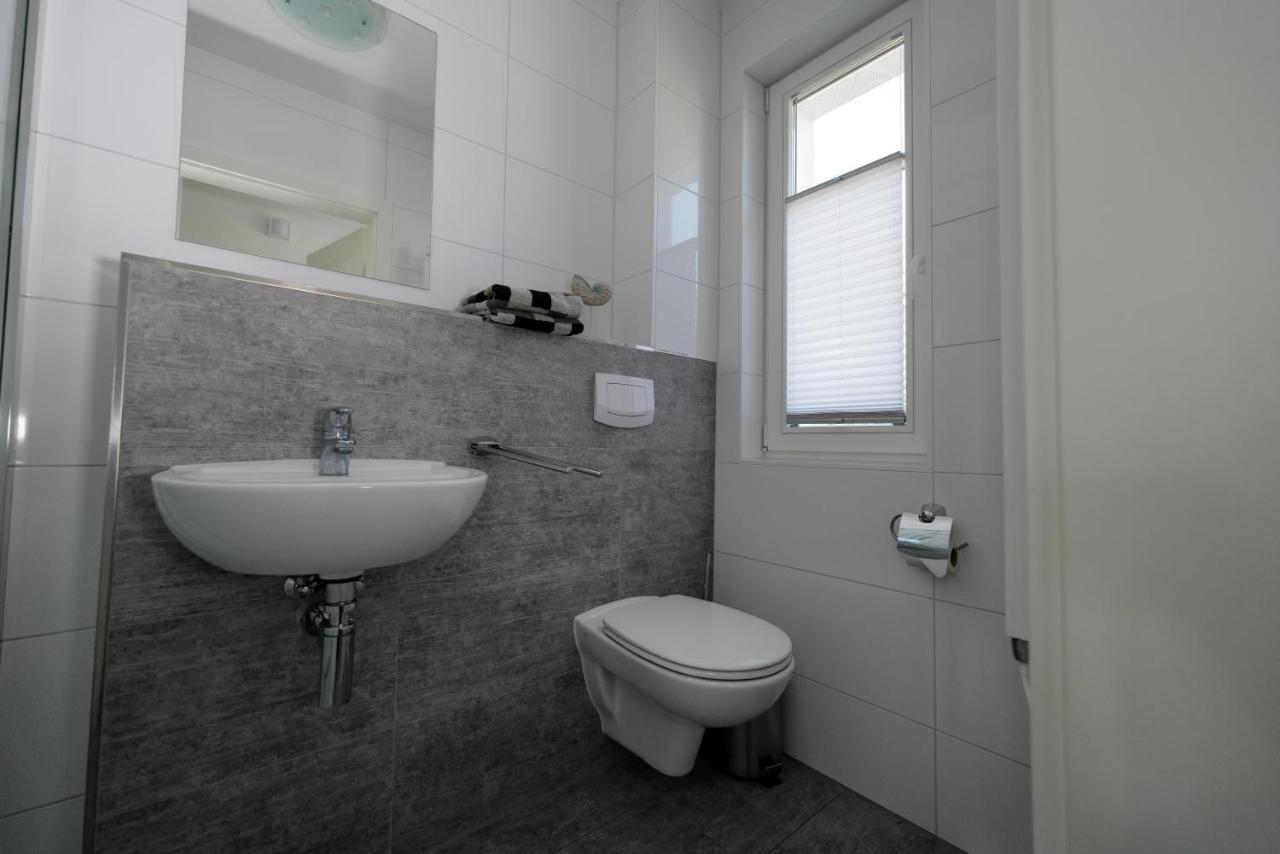 Ostseelagune Zingst, Exklusive Dhh, Strandnah, Sauna, Kamin, 3 Sz, 2 Baeder, Glasfaser, Haustierfrei, Garten Mit Suedterrasse, E-Ladesaeule, 2 Stellplaetze, Strandkorb, Fahrradschuppen, Waschmaschine, Trockner, Nichtraucher Exterior photo